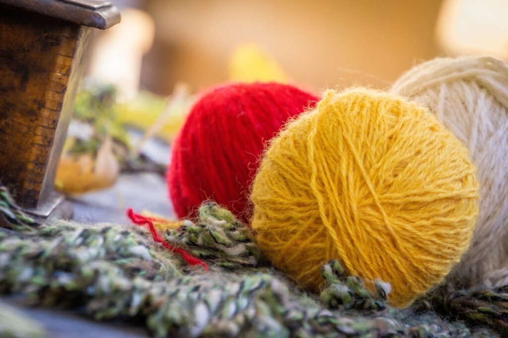 Des pelotes de laine pour symboliser les liens, les conflits, les nœuds familiaux