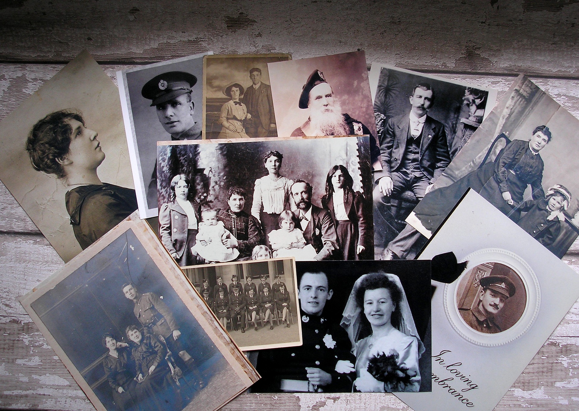 Ensemble de photographies de familles anciennes pour illustrer la généalogie, outil principal en psychogénéalogie à Toulon
