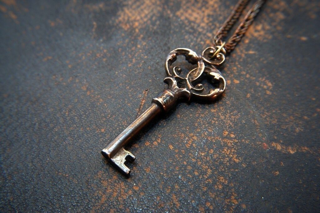Une clé ancienne accrochée à une chaîne pour symboliser la solution au problème