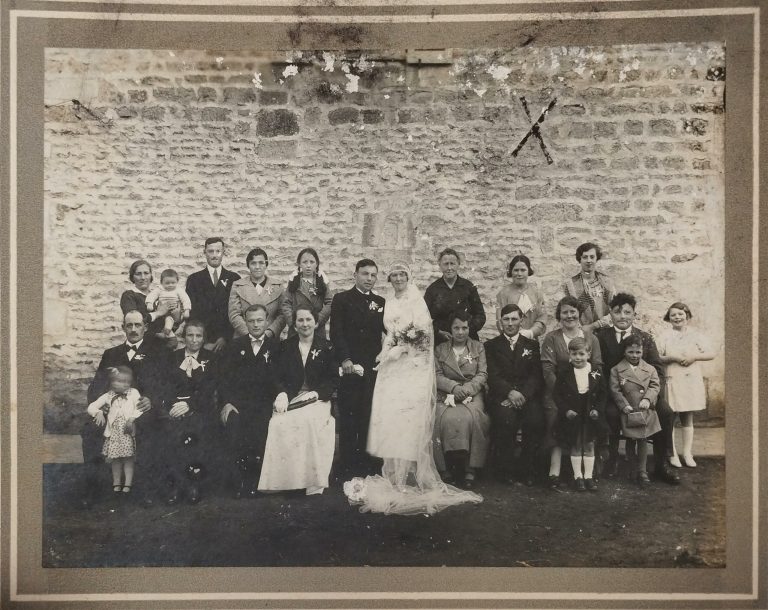 Photographie de mariage de la famille Letellier dans les années 1930 illustrant les familles anciennes et faisant référence à l'arbre généalogique, outil principal de la psychogénéalogie à Toulon